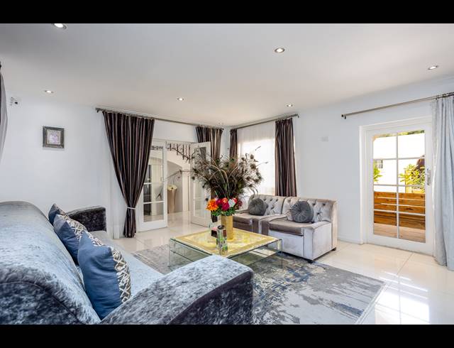 9 BEDROOM HOUSE TO LET IN CONSTANTIA